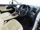 高級感のある美しいインテリアデザインの運転席です。