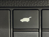 【ハンズフリーパワーバックドア】リアバンパー下部に足先を出し入れするだけでバックドアが自動で開閉♪両手が荷物でふさがっている時でもラクラク開閉操作が行えます!