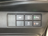 ハンドルの右側にHondaセンシング用のメインスイッチとパワーテールゲートスイッチがついています。パワーテールゲートスイッチは車内からでもテールゲートの開け閉めを電動でできます。