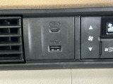 USB入力端子ついてます。USBメモリを接続して音楽ファイル、画像ファイル、動画ファイルなどをナビ画面で楽しめます ※一部のディスプレイオーディオ、CDチューナーの場合は音楽ファイルのみとなります