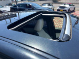 【ムーンルーフ】開放感たっぷりの希少装備、ムーンルーフが装着されています!車内に明かりを取り入れたり景色を楽しむ以外にも、車内の空気も簡単に換気できて快適です!