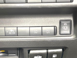 【ハンズフリー機能付き両側パワースライドドア】スライドドアの下に足先を入れてすぐ引くと、自動的にスライドドアが開閉します!荷物で両手がふさがった状態でも、ドアの開閉ができてとっても便利!