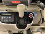 CVT車のセレクトレバーです。低速から高速まで、変速ショックのないスムーズな走りを実現するとともに、エンジン効率のよい領域を維持することで燃費にも貢献します。