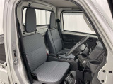 高いホールド性で運転姿勢が安定します。長距離ドライブでも疲れにくいのが魅力です。快適なドライビングライフをお送りください♪