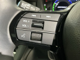 ステアリングにオーディオ操作スイッチが付いています。オーディオ画面に直接タッチしなくても操作が出来ますので、運転に集中できます。