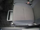 ご覧のとおり、助手席シ-ト下にはちょっとした荷物スペ-スが有るんです。  何を入れてどんなふうに使うかはアナタ次第です♪