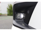 LEDフォグライト 悪天候で前方や路肩が見えづらい時などに、クルマに近いところを左右に広く照らすLEDフォグライト。