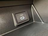 充電用USB端子付き。スマートフォンなどの充電に便利です。