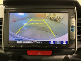 リバースギアに入れるだけで後方の表示へ切り替わります。夜間や雨の日の駐車も楽になりますよ。