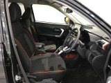 高いホールド性で運転姿勢が安定します。長距離ドライブでも疲れにくいのが魅力です。快適なドライビングライフをお送りください♪