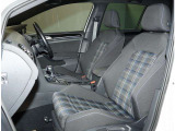 【フロントシート】人間工学設計と、低反発スポンジの様なシート素材を採用。長時間運転でも疲れにくいです。