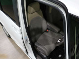 程よい硬さとホールド性が高いシートで長時間運転も快適です。