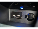 小物の収納に便利なセンタートレイには携帯等のデバイスの充電可能なUSB出力電源付です。