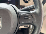 【クルーズコントロール】アクセル操作なしで一定速度を保つ機能。先行車との距離を自動調整する追従型が主流で、高速走行時の疲労を劇的に軽減します。長距離移動が多いお客様への商談では必須の快適装備です。