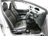 運転席はアームレスト付で長時間運転でも疲れ難いです!シートヒーターも付いており寒い日も暖かです!