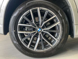 BMWの純正アロイホイールは軽量かつ強度にも優れているホイールで走行性能を引き上げる設計になっております。足元にもBMWは妥協がなくこだわっている個所になります。