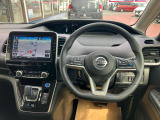 使いやすく安全な操作性と良好な視界を実現した運転席!