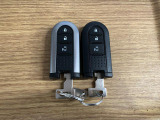 【スマートキー】 スマートキーを携帯していれば、ドアハンドルのボタンを押してロックの解除ができ、パワースライドドア(左側)もワンタッチで開閉できます。