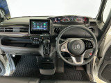 【前方視界】開放的な前方視界!運転がしやすく疲れにくいです♪窓が大きく、見通しがとっても良いおクルマですよ♪