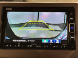 リバースギアに入れるだけで後方の表示へ切り替わります。夜間や雨の日の駐車も楽になりますよ。