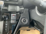 インテリジェントキーのプッシュスタートスイッチです。エンジンの始動はブレーキペダルを踏みながらこのスイッチを押すだけで始動できます