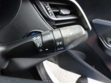 スイッチをオートに設定しておけば、車外の明るさに応じて自動的にヘッドランプを点灯・消灯します。夕暮れ時やトンネルの続く山道などを走行する時に便利なコンライトを装備しています。