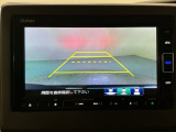 リバースギアに入れるだけで後方の表示へ切り替わります。夜間や雨の日の駐車も楽になりますよ。