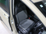 程よい硬さとホールド性が高いシートで長時間運転も快適です。