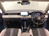 車内は光触媒抗菌消臭施工済です。インパネ周りはスタイリッシュなデザインで機能や装備も充実しています。グローブボックスやカップホルダーのほかにトレーなどたくさんの収納スペースが付いています。