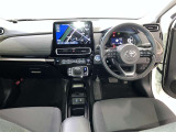 運転席周りのレイアウトをご覧ください。ナビゲーションが綺麗に装着されすっきり収まってますね!