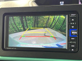 【バックカメラ】駐車時に後方がリアルタイム映像で確認できます。大型商業施設や立体駐車場での駐車時や、夜間のバック時に大活躍!運転スキルに関わらず、今や必須となった装備のひとつです!