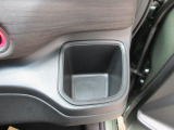 運転席側の手の届きやすい位置にもドリンクホルダーが付いています。