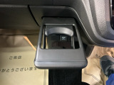 【ドリンクホルダー】二人のちょうど中間に位置する、使い勝手の良いスポット。パッと手に取れる位置にあるから、運転を邪魔せず水分補給ができます。