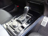 【オートブレーキホールド】停車中にブレーキペダルから足を放しても、ブレーキを自動的に制御して、車両の停車状態を保持する機能です。信号待ちなどの停車時に運転者の負担を軽減します。