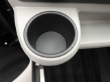 カップホルダーは運転席や助手席からちょうど手の届く位置です!!