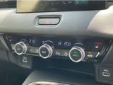オートエアコンは左右席で独立温度コントロールが可能です。シートヒーター付きで、冷えた車内でもスイッチを押せば数秒で座面と背もたれがあたたかくなります。