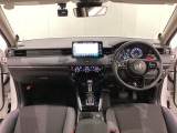車内は光触媒抗菌消臭施工済です。インパネ周りはスタイリッシュなデザインで機能や装備も充実しています。グローブボックスやカップホルダーのほかにトレーなどたくさんの収納スペースが付いています。