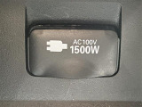 【アクセサリーコンセント】車内において、AC100Vで消費電力の合計が1500Wの電気製品を使用することができます!スマホの充電の心配がなくなりますね。