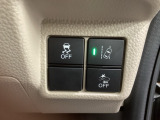 Hondaセンシング用の、VSA(ABS+TCS+横滑り抑制)解除と路外逸脱抑制機能のオンオフスイッチなどはハンドルの右側に装備しています。
