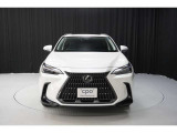 エクステリアは、一目でLEXUSとわかるスピンドルグリルを起点に、人が乗るキャビンの前後を大胆に絞り込んだ菱形のボディと力強く張り出したホイールフレアを融合させ、タイヤの存在を強調しています。