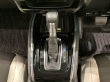 「e:HEV」は、モーター走行を中心にしながら電気エネルギーやエンジン動力を最も効率よく使い分けることができる賢いハイブリッドシステムです。サイドブレーキはスイッチ操作の電子制御パーキングブレーキです