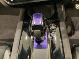 ハイブリッド専用セレクトレバーです。シフトチェンジを電子信号で送信するセレクトレバーを採用していますので、軽快でスマートな操作を楽しめます。