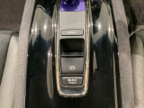 セレクトレバーの下に電子制御パーキングブレーキがあります。スイッチひとつで、停車した地点の傾斜などをシステムが検知・判断してブレーキ力を自動的に最適制御し、しっかり停車できるパーキングシステムです。