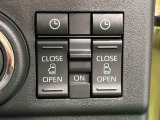両側パワースライドドアウェルカムオープン機能 降車時にスイッチで予約しておけば、乗車時に電子カードキーを持ってクルマに近づくだけでパワースライドドアが自動でオープン♪