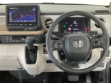 【ハンドル】運転にかかわる様々な操作を安全に行えるように視点移動が少なく操作性に配慮されたスイッチ類が凝縮されたコックピットです。