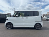 乗り降りのイメージが湧く左側面。ドア面の通りやスライド有無、小キズの出やすい部分も確認◎。