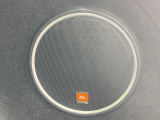 【JBLサウンドシステム】メーカーオプションの高品位サウンドシステムを搭載。専用のチューニングが施された大小様々なスピーカーから良質なサウンドが奏でられ、臨場感あふれる音響空間を演出します。