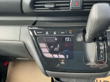 タブレット端末のようなタッチパネル式のオートエアコン採用。凹凸のない滑らかな表面で操作感を高めています。