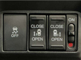 【両側パワースライドドア】両側がパワースライドドアになっており、運転席のスイッチやスマートキーでも開閉が可能です!開口部も広いので乗り降りも楽々♪