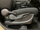 運転席シートリフターを装備しています★細かくドライビングポジションを設定できるので運転し易く、疲れにくいですね♪